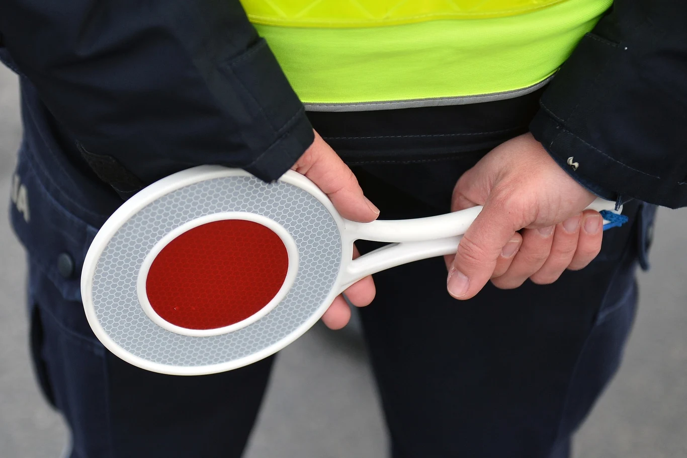 Policjanci kontrolują stan techniczny Policjanci kontrolują stan techniczny