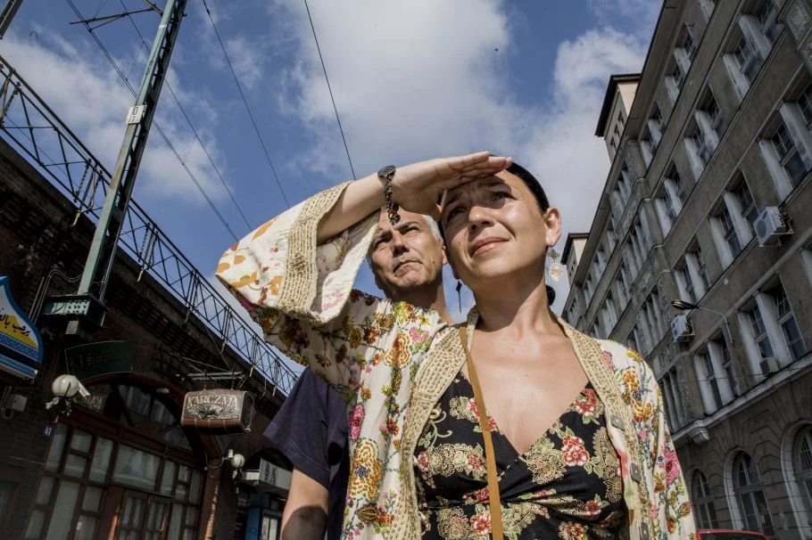 W 2013 roku na ekrany trafił ostatni film Krzysztofa Krauzego."Papusza" to oparta na faktach dramatyczna historia pierwszej romskiej poetki. Tytułową rolę zagrała Jowita Budnik.
Krauzowie zbudowali portret Papuszy, ale też oddali hołd niepamięci, temu, co trudno nazwane, co zawiera się w miejscach, których już nie ma, w ludziach, którzy odeszli.
Na zdjęciu: Joanna Kos-Krauze i Krzysztof Krauze, fot. Maksymilian Rigamonti W 2013 roku na ekrany trafił ostatni film Krzysztofa Krauzego."Papusza" to oparta na faktach dramatyczna historia pierwszej romskiej poetki. Tytułową rolę zagrała Jowita Budnik.
Krauzowie zbudowali portret Papuszy, ale też oddali hołd niepamięci, temu, co trudno nazwane, co zawiera się w miejscach, których już nie ma, w ludziach, którzy odeszli.
Na zdjęciu: Joanna Kos-Krauze i Krzysztof Krauze, fot. Maksymilian Rigamonti
