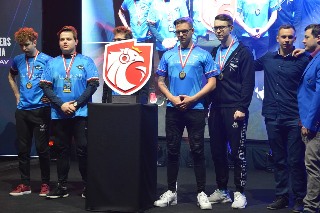 Illuminar Gaming podczas odbierania nagrody za zajęcie pierwszego miejsca podczas finału 3. sezonu Polskiej Ligi Esportowej