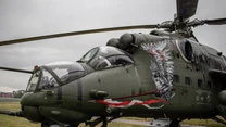 Lotnictwo Wojsk Lądowych zaprezentowało dwa śmigłowce bojowe Mi-24. Mil Mi-24 to ciężki śmigłowiec szturmowy, skonstruowany w ZSRR pod koniec lat 60. Prototyp oblatano w 1969, do produkcji wszedł na początku lat 70. Załoga składa się z pilota, operatora uzbrojenia (mogącego również pilotować śmigłowiec) i technika pokładowego. W kabinie ładunkowej mieści się 8 żołnierzy desantu. Mi-24 wsławiły się udziałem w wojnach m .in. w Afganistanie, Czeczenii, Iraku, na Bałkanach, w Sierra Leone, Kongo, Sudanie, Nikaragui i Syrii. Dziś w Rosji produkowana jest udoskonalona wersja, oznaczona Mi-35M. Napęd stanowią dwa silniki turbowałowe TW3-117W o mocy  2200 KM. Uzbrojenie to czterolufowy karabin maszynowy JakBkal. 12,7 mm i wyrzutnie rakiet niekierowanych i kierowane pociski przeciwpancerne 9M114 Kokon, także zasobniki strzeleckie i bomby przenoszone pod skrzydłami.  W Polsce eksploatowane są wersje Mi-24D oraz Mi-24W, różniąca się od D nowocześniejszym zestawem uzbrojenia rakietowego i systemem kierowania ogniem. Stacjonują 49 Bazie Lotniczej w Pruszczu Gdańskim i 56 Bazie Lotniczej w Inowrocławiu, należących do 1. Brygady Lotnictwa Wojsk Lądowych. Mi-24W przeszły modernizację, polegającą na przystosowaniu kabin do używania gogli noktowizyjnych, instalacji nowej awioniki i wyposażenia do szybkiego desantowania. Mi-24 są przeznaczone do bezpośredniego wsparcia wojsk lądowych, zwalczania pojazdów opancerzonych, współpracy z wojskami specjalnymi i osłony operacji Combat Search and Rescue (CSAR), czyli ewakuacji załóg lotniczych zestrzelonych nad terenem nieprzyjaciela. Polskie Mi-24 wchodziły w skład kontyngentów w Iraku i Afganistanie, gdzie operowały w bardzo trudnych warunkach klimatycznych i terenowych. Ich zadaniem jest też przechwytywanie i ewentualne zwalczanie wolno lecących celów powietrznych, czyli lekkich samolotów i śmigłowców, które naruszyły strefy zakazu lotów, wyznaczone przy okazji ważnych wydarzeń, jak np. szczyt NATO. Mimo, iż Mi-24 to konstrukcja pochodząca 