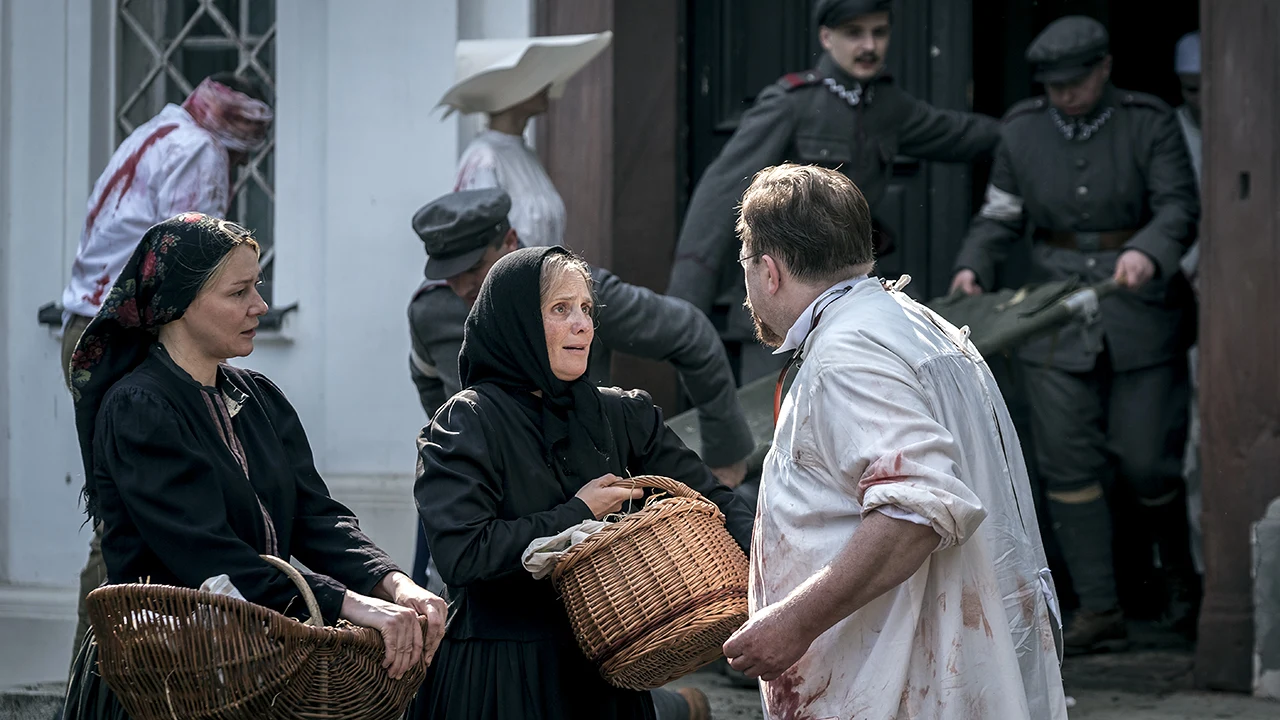 Trwają zdjęcia do serialu "Stulecie Winnych", który firma Endemol realizuje na zlecenie Telewizji Polskiej. W rolach głównych występują: Kinga Preis, Jan Wieczorkowski, Katarzyna Kwiatkowska, Arkadiusz Janiczek, Olaf Lubaszenko, Rafał Królikowski, Adam Ferency, Roman Gancarczyk. Na fotelu reżysera zasiada Piotr Trzaskalski.