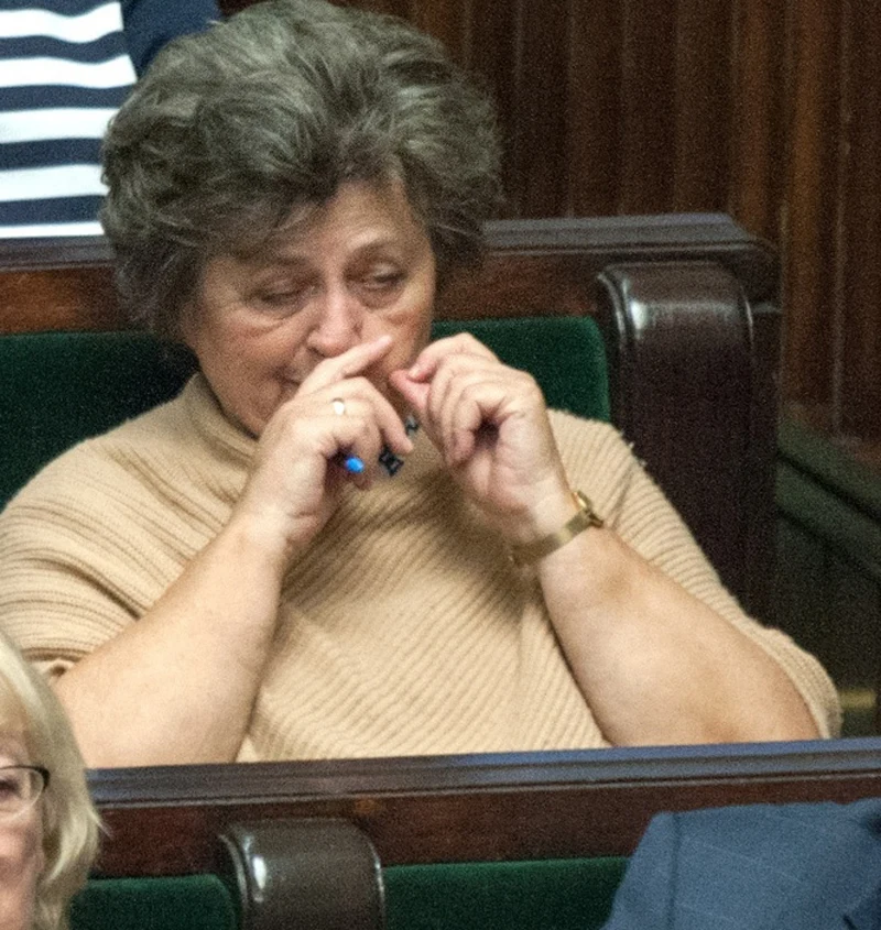 Gabriela Masłowska walczy ze swędzącym nosem Gabriela Masłowska walczy ze swędzącym nosem