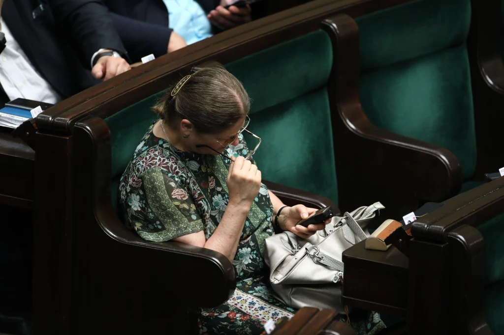 W tym czasie Krystyna Pawłowicz czytała coś w telefonie W tym czasie Krystyna Pawłowicz czytała coś w telefonie