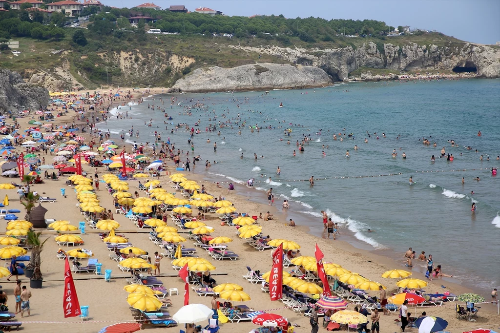 Jedna z plaż w Istambule. Hotelarze starają się, by turyści nie natknęli się na niepożądane widoki...