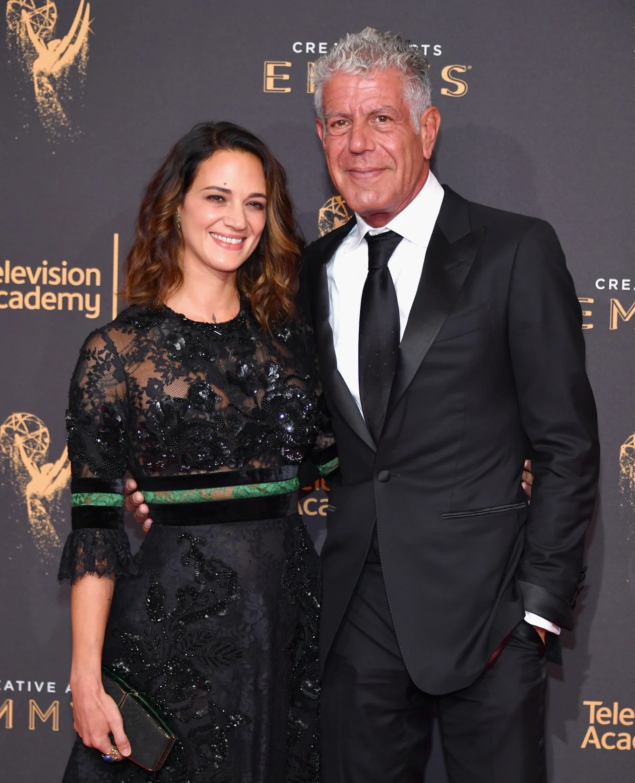 Aktorka Asia Argento i Anthony Bourdain w 2017 roku podczas Emmy Awards w Los Angeles