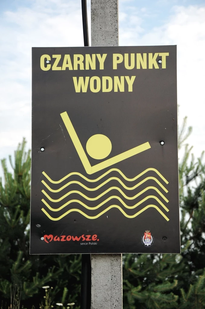 Czarny punkt wodny we wsi Krusze w wojewodztwie mazowieckim 