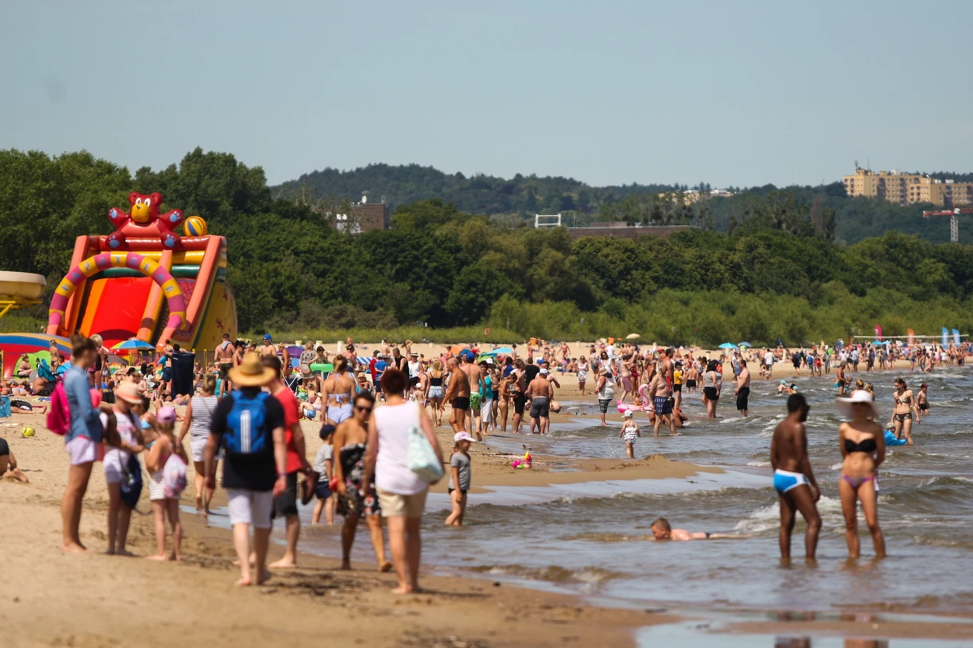 Plażowicze w Zatoce Gdańskiej