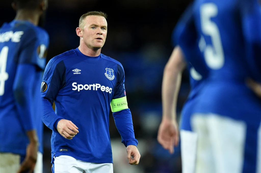 Wayne Rooney (w środku) Wayne Rooney (w środku)
