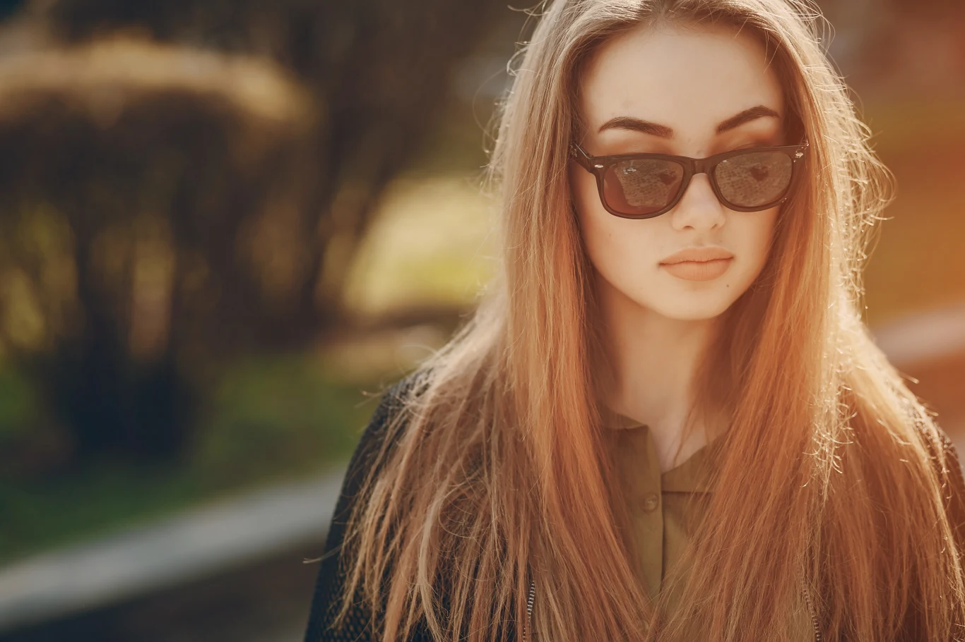 Słońce może uszkodzić spojówki i doprowadzić do zmian w rogówce – to z kolei może skutkować np. stopniową utratą wzroku, a nawet nowotworem Słońce może uszkodzić spojówki i doprowadzić do zmian w rogówce – to z kolei może skutkować np. stopniową utratą wzroku, a nawet nowotworem