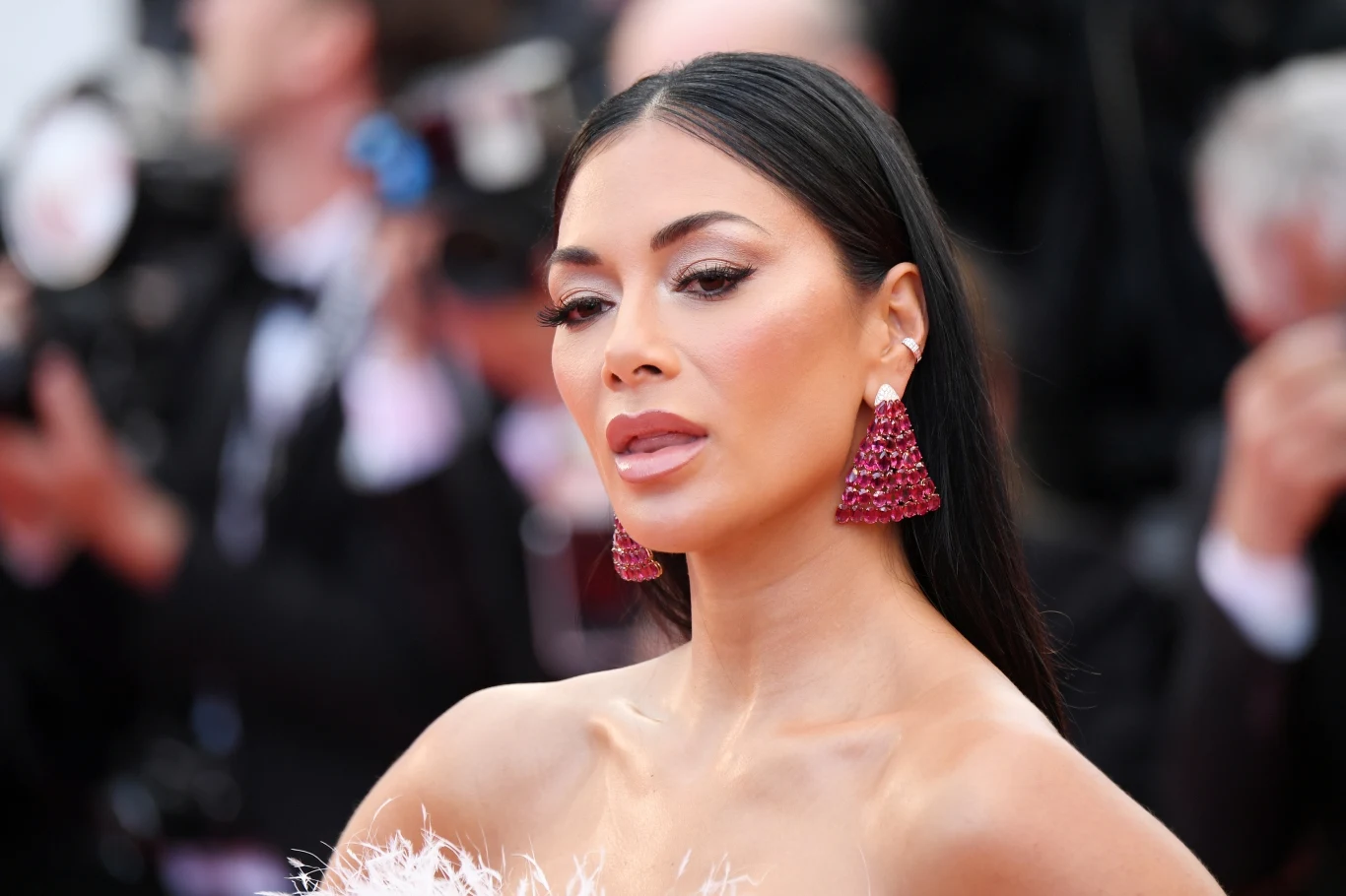 Nicole Scherzinger na świat przyszła 29 czerwca 1978 roku w Honolulu. Jej matka miała ukraińsko-hawajskie pochodzenie, natomiast ojciec był Filipińczykiem. 