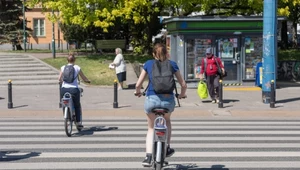 Rowerzystom nie wolno jeździć po przejściach, co niestety jest nagminne