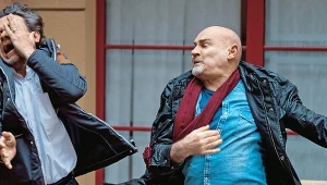 "Na Wspólnej": Hoffer celowo zniszczy bratu koszulę i roześmieje się, że z takim oberwańcem Alicja na pewno nie zechce się spotkać