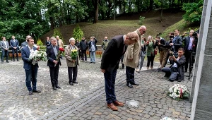 Prezydent Wrocławia Rafał Dutkiewicz (C-P) oraz mer Lwowa Andrij Sadowy (C-L) podczas uroczystości złożenia kwaiatów przed pomnikiem polskich profesorów, zamordowanych przez Niemców w 1941 r. we Lwowie