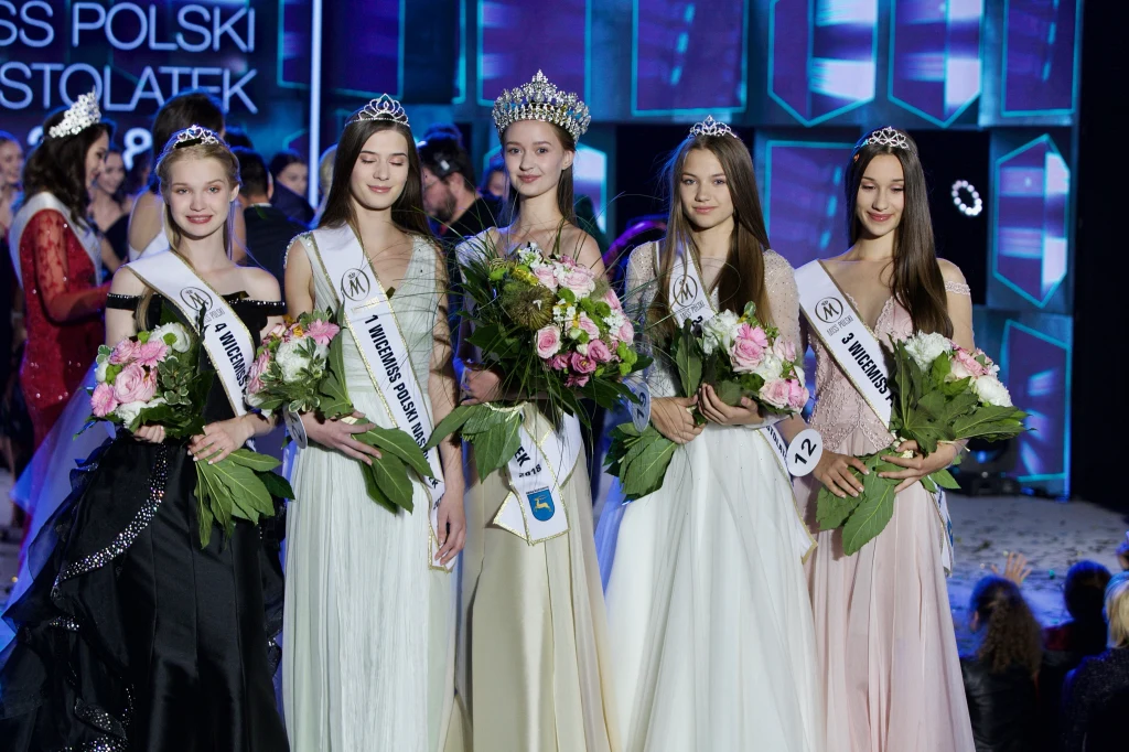 Aleksandra Lubiniecka, Karolina Zaworska, Zuzanna Poteraj, Wiktoria Wiśniewska, Aleksandra Nocuń, fot. Milton Mieloch Aleksandra Lubiniecka, Karolina Zaworska, Zuzanna Poteraj, Wiktoria Wiśniewska, Aleksandra Nocuń, fot. Milton Mieloch