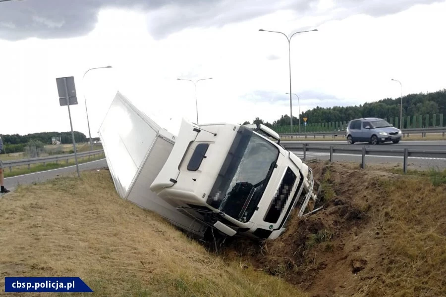 Kompletnie pijany kierowca wjechał ciężarówką do rowu