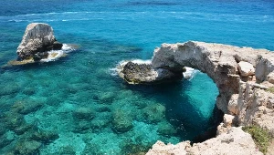 Nie tylko Most Miłości i Skała Afrodyty. Ta wyspa ma do zaoferowania mnóstwo atrakcji