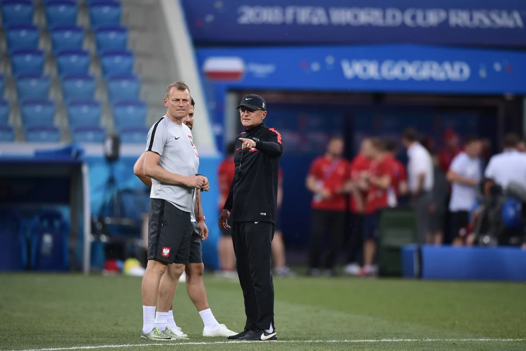 Adam Nawałka (z prawej) i jego asystent Bogdan Zając przed meczem z Japonią na Wołgograd Arenie. To było jego ostatnie spotkanie, w którym poprowadził Polskę.