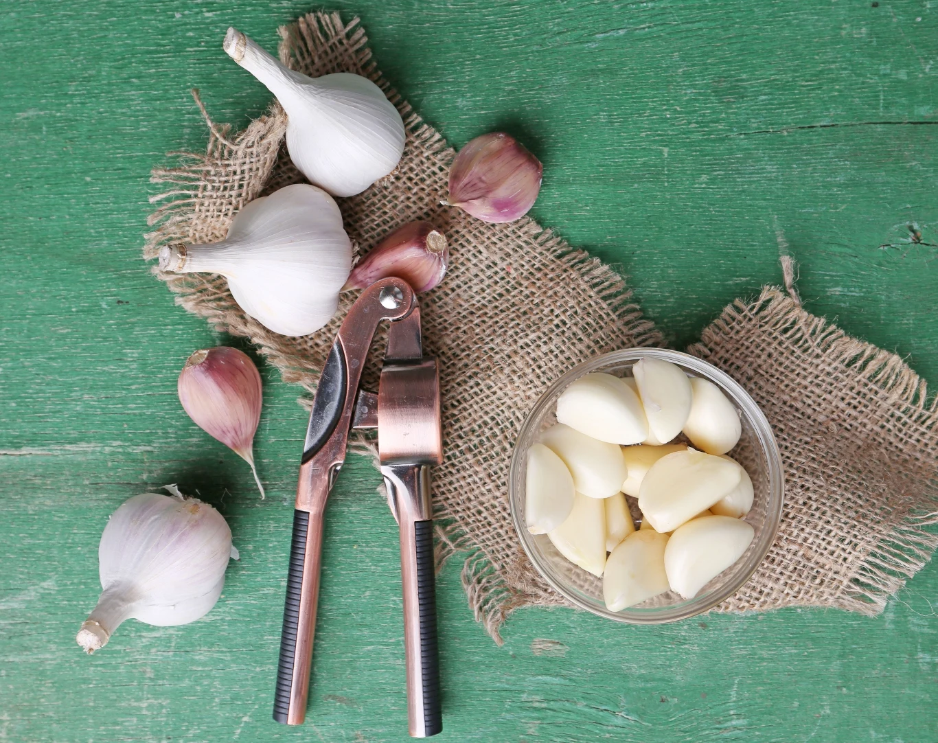 Łupiny łatwiej odejdą od czosnku także, jeśli go zgnieciemy nożem.