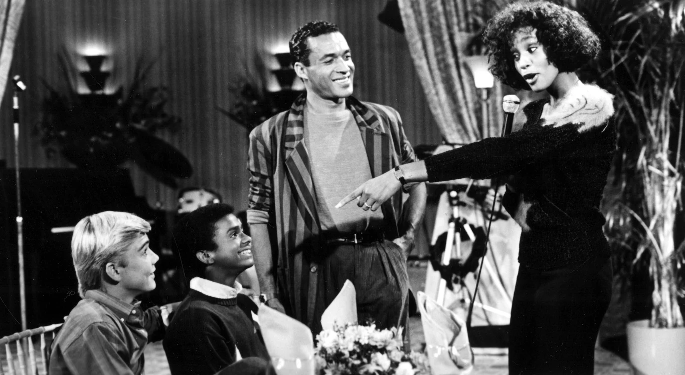 W kolejnych latach kontynuowała zwyczaj gwiazdorskich epizodów w popularnych telewizyjnych produkcjach. Jako Whitney Houston gościła na planie sitcomu "Silver Spoons" (1985) oraz kultowego rozrywkowego show "Saturday Night Live", w którym pojawiła się dwukrotnie - w 1991 i 1996 roku.