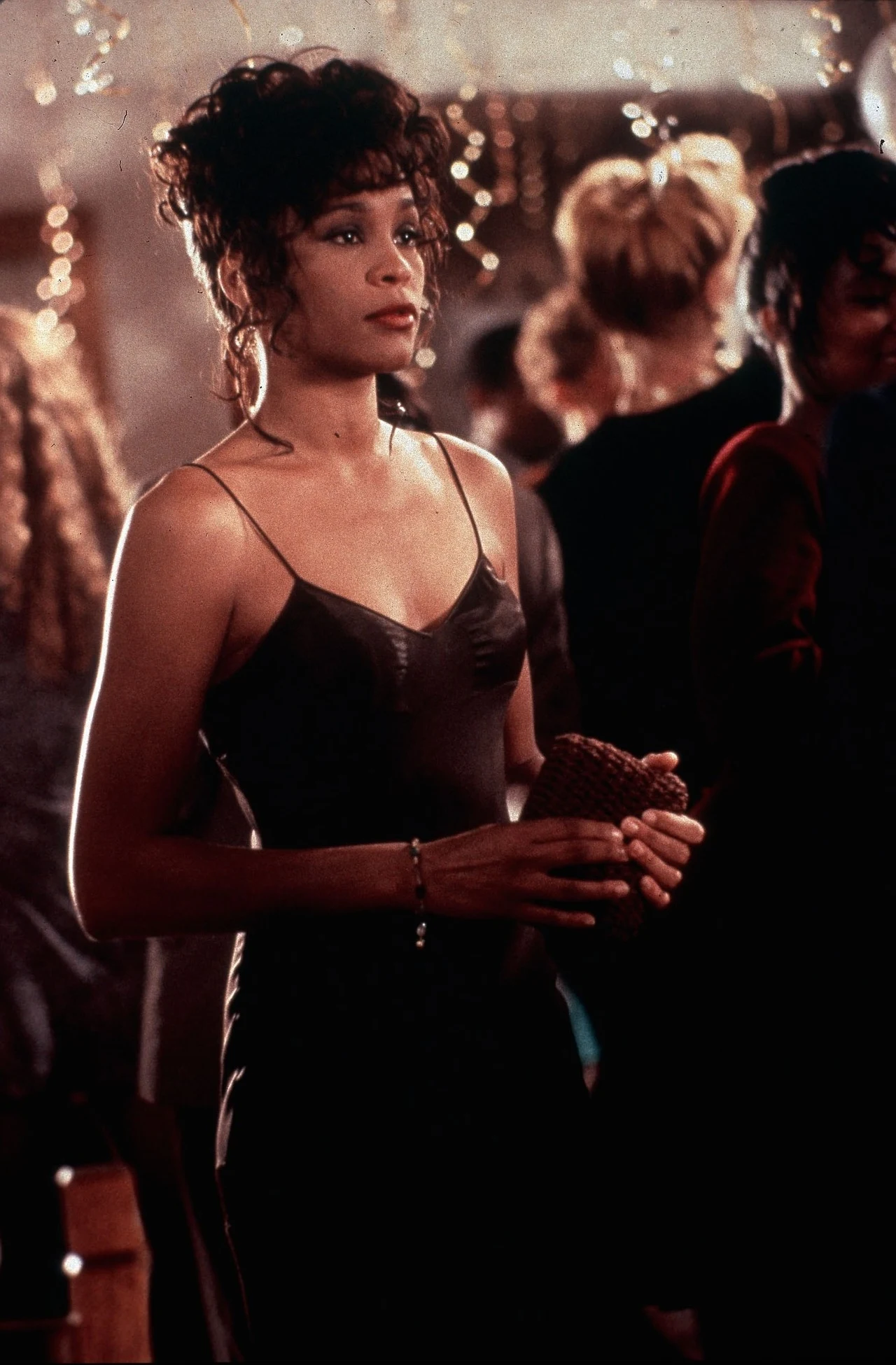 Po sukcesie "Bodyguarda" Houston zobaczyliśmy na ekranie w melodramacie "Czekając na miłość" (1995) w reżyserii Foresta Whitakera. Piosenkarka wcieliła się w producentkę telewizyjną Savannah Jackson, która żyje marzeniami o wielkiej miłości, czekając, aż jej kochanek w końcu odejdzie od żony.

Film nie miał zbyt dobrej prasy, jednak dość wiarygodnie przedstawiał ówczesne amerykańskie społeczeństwo. Profesor Ralph Richard Banks napisał w książce "Is Marriage for White People?", że "Czekając na miłość" idealnie sportretowało matrymonialne problemy czarnoskórych kobiet w USA.