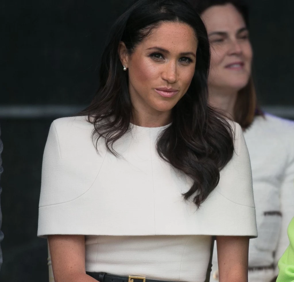 Po wkroczeniu do arystokratycznej rodziny Meghan wielokrotnie sięgała po neutralne barwy