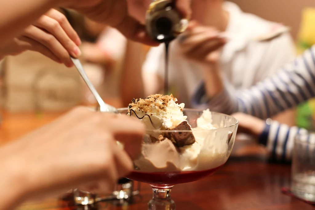 Kaloryczność lodów jest  niska w porównaniu z innymi słodyczami. 100 g lodów  to 165 kcal