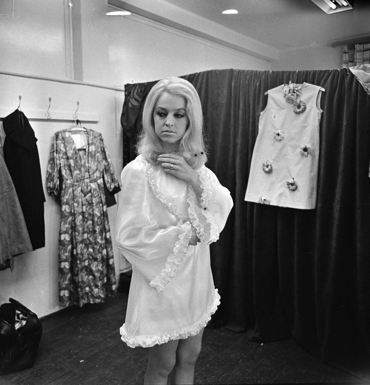 Urszula Sipińska w garderobie artystów podczas opolskiego festiwalu, 1969 r. Urszula Sipińska w garderobie artystów podczas opolskiego festiwalu, 1969 r.