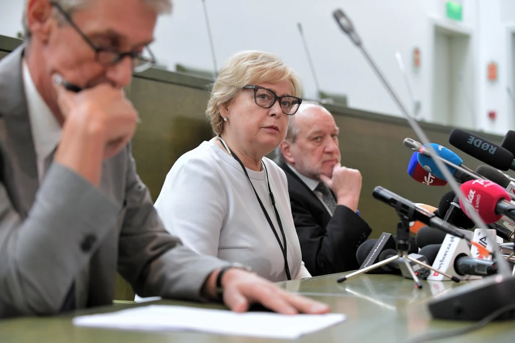 Pierwsza Prezes Sądu Najwyższego - prof. Małgorzata Gersdorf, sędziowie Sądu Najwyższego: Józef Iwulski oraz Michał Laskowski podczas konferencji prasowej w Sądzie Najwyższym