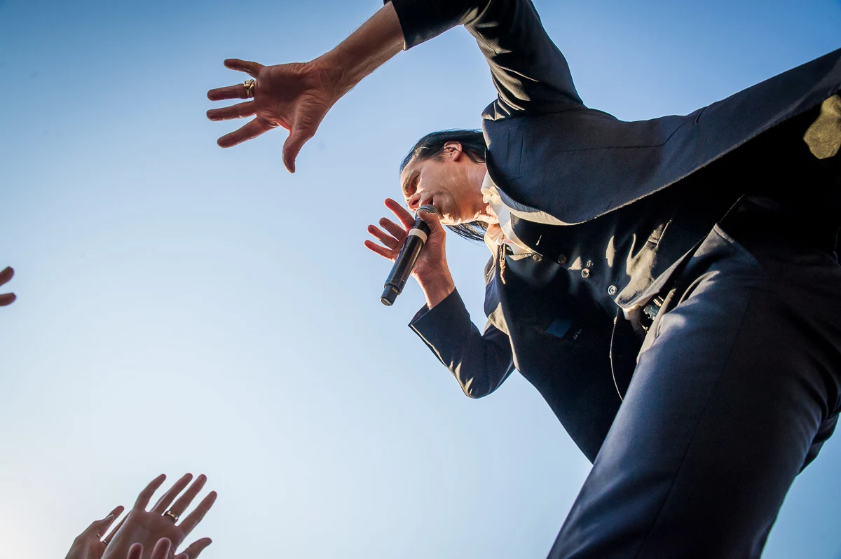 Nick Cave w Gdyni - jak zwykle - był bardzo żywiołowy. Australijczyk często wychodził do tłumu i wchodził z nim w interakcję. W pewnym momencie wskazał na dwie osoby, które chwilę później znalazły się razem z nim na podwyższeniu przed publicznością. Nick Cave kierował do nich kolejne wersy piosenki, gładząc ich po twarzach i patrząc w oczy. Na koniec wokalista zaprosił nawet fanów do siebie na scenę.