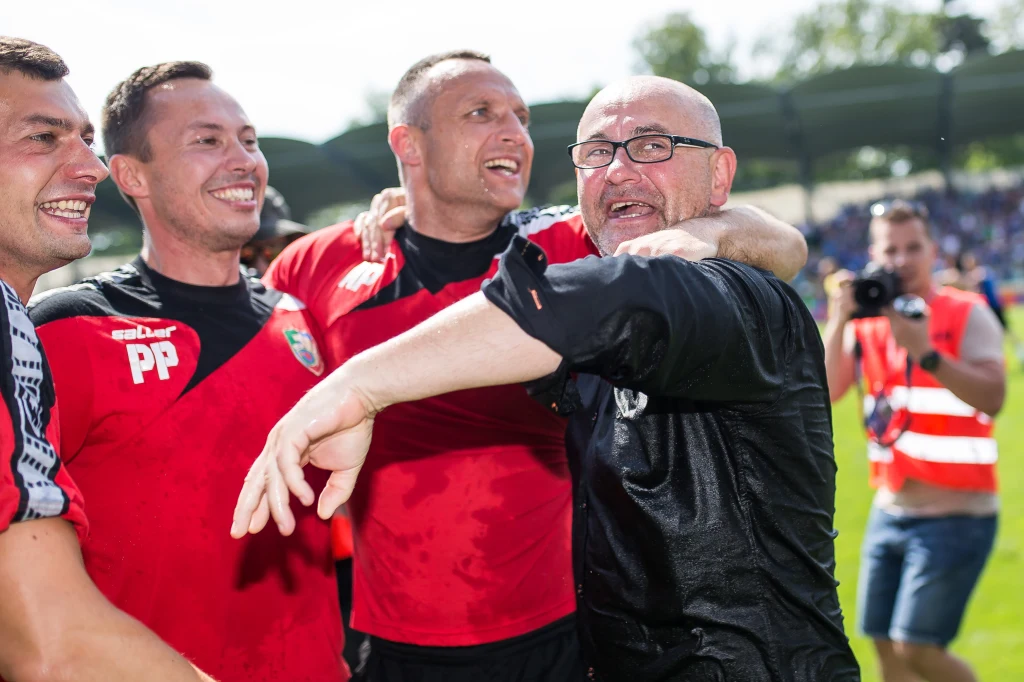 Trener Dominik Nowak cieszy się z piłkarzami po awansie do Ekstraklasy. Teraz nowe wyzwanie. Trener Dominik Nowak cieszy się z piłkarzami po awansie do Ekstraklasy. Teraz nowe wyzwanie.