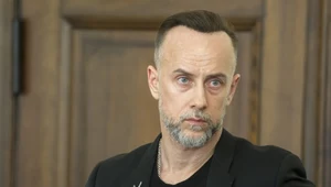 Adam "Nergal" Darski pozuje w samych skarpetkach