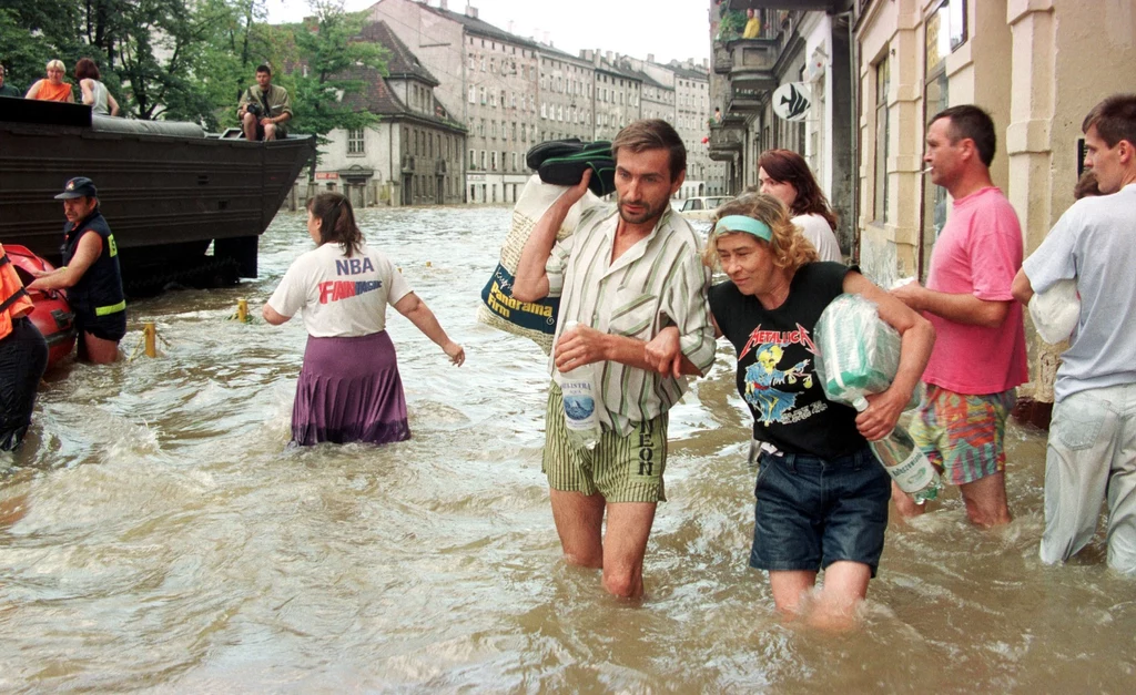 Ulice miast takich jak Kłodzko, Opole czy Wrocław zamieniły się w rwące rzeki podmywające budynki, zalewające mieszkania i odcinające drogę ucieczki