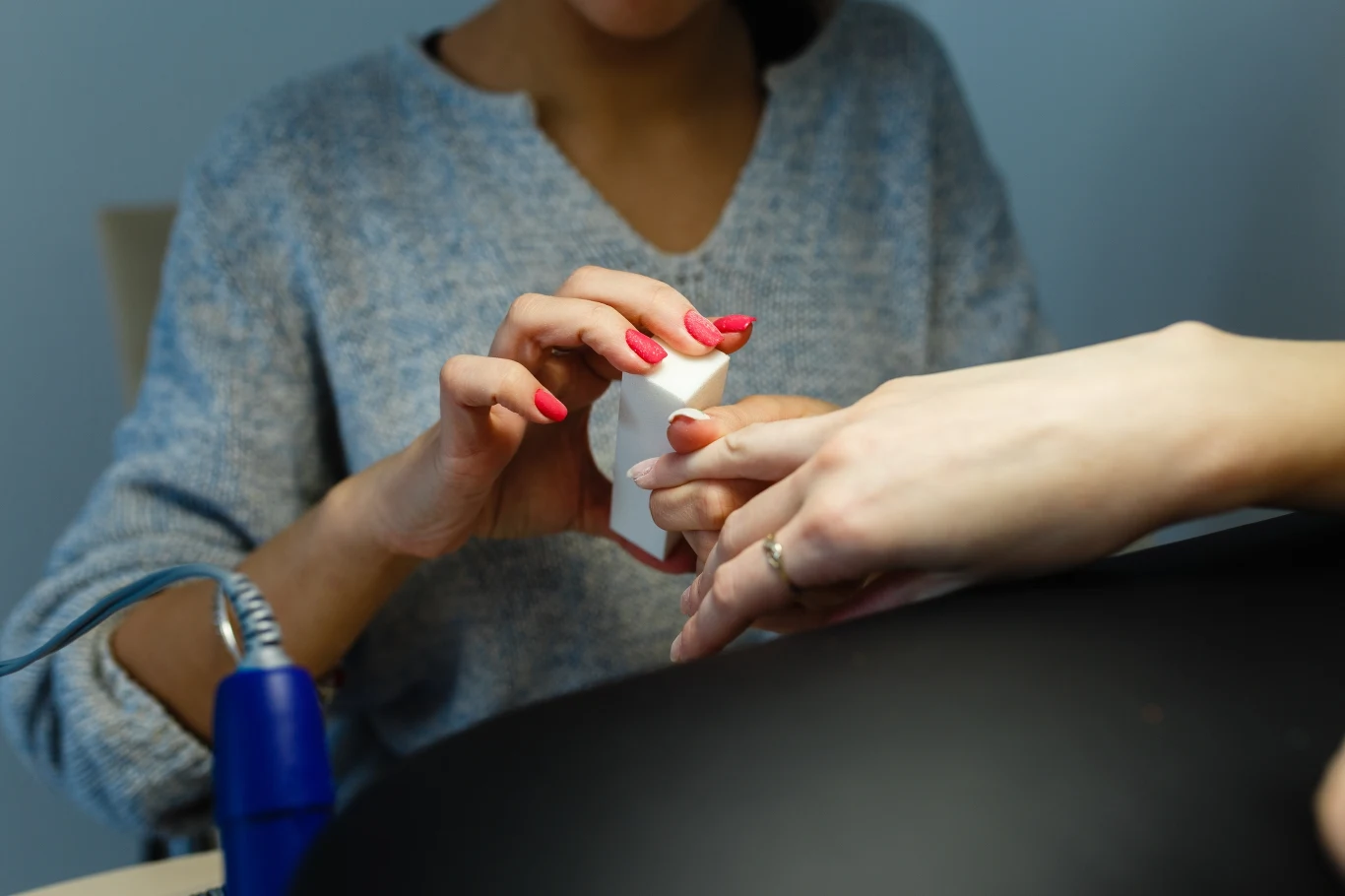 Po opiłowaniu użyj polerki do płytek Po opiłowaniu użyj polerki do płytek