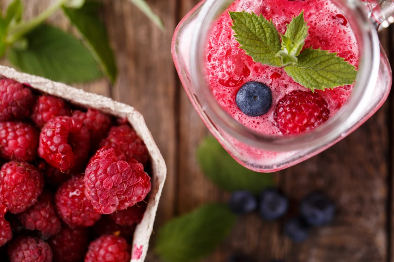 Domowe koktajle owocowe z miętą będą smakować jeszcze lepiej Domowe koktajle owocowe z miętą będą smakować jeszcze lepiej