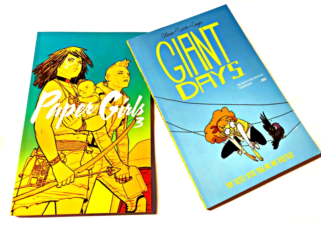 Okładki albumów "Paper Girls #3" i "Giant Days: Bycie miłą nic nie kosztuje" Okładki albumów "Paper Girls #3" i "Giant Days: Bycie miłą nic nie kosztuje"