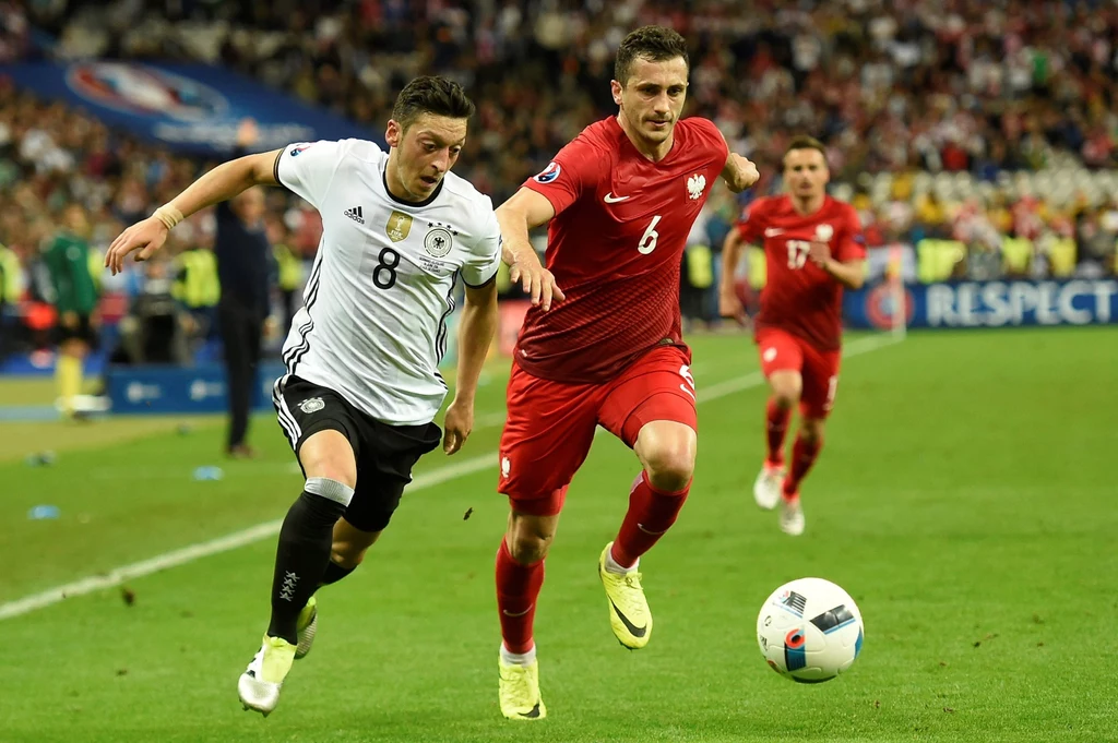 Mesut Oezil i Tomasz Jodłowiec podczas meczu Niemcy - Polska (0-0) na Euro 2016