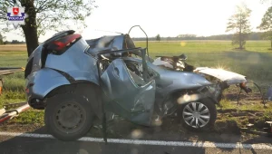 W Bielanach (woj. lubelskie) młody kierowca stracił panowanie nad pojazdem i wjechał w drzewo