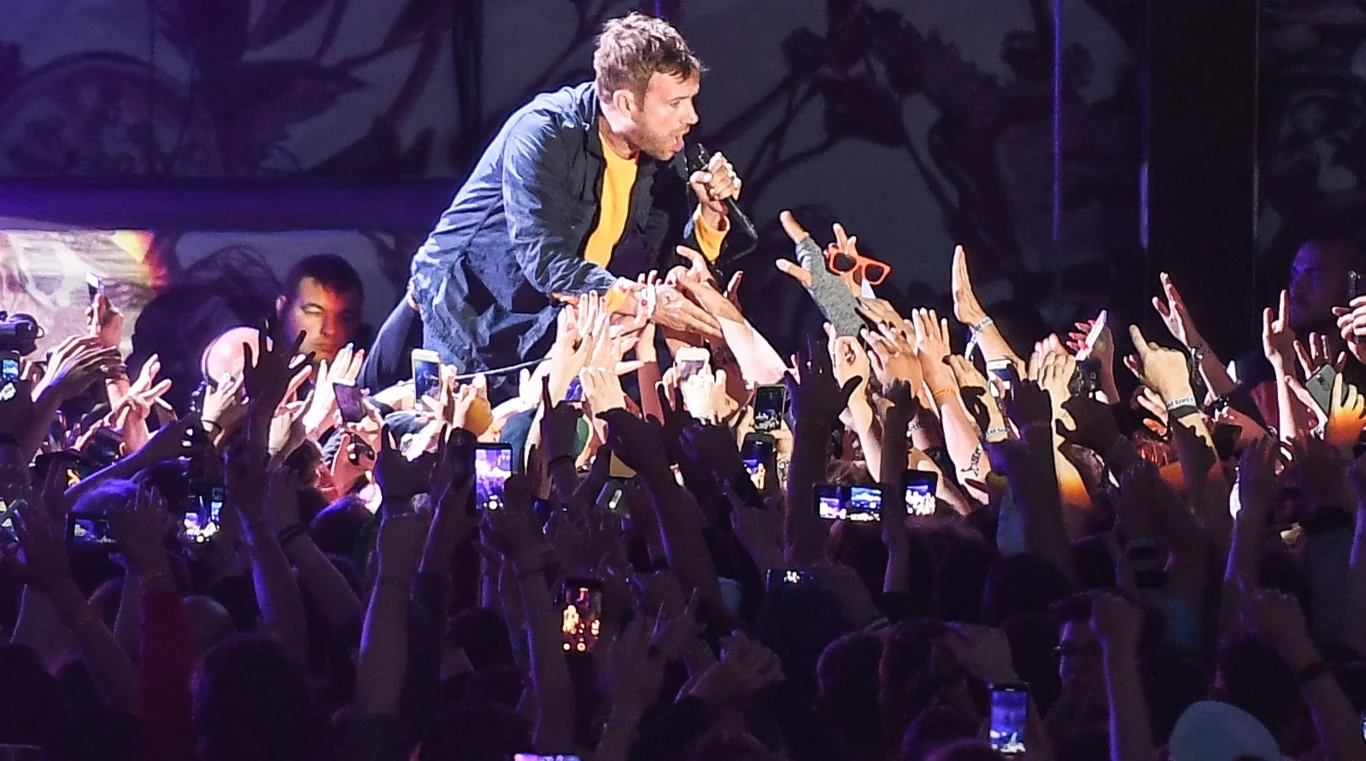Damon Albarn wśród fanów