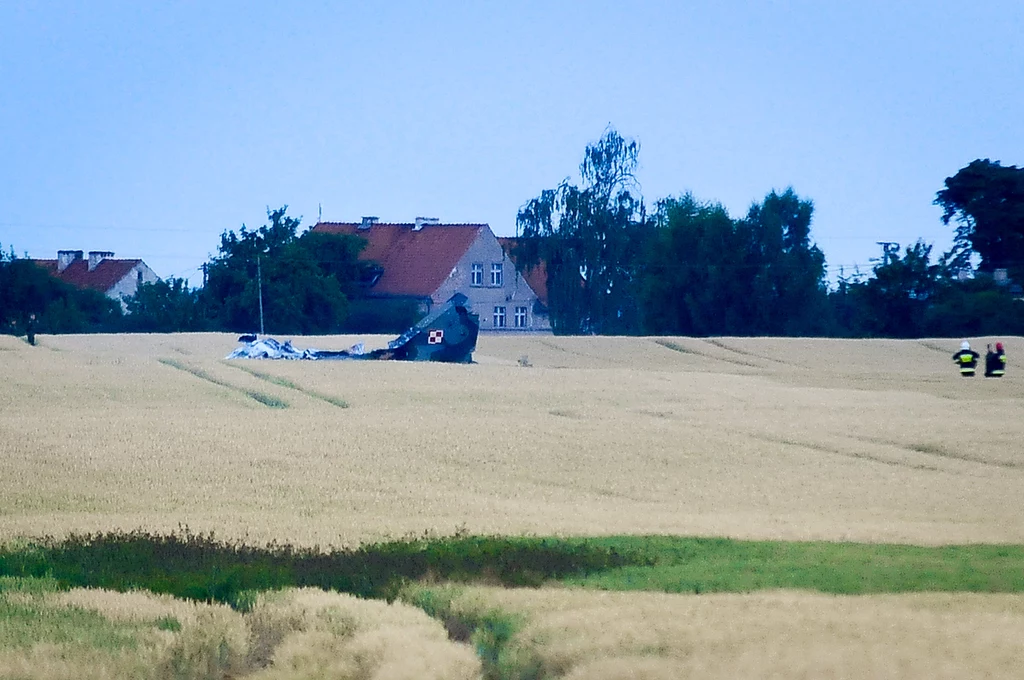 Wrak myśliwca, który rozbił się w piątek w Warmińsko-Mazurskim