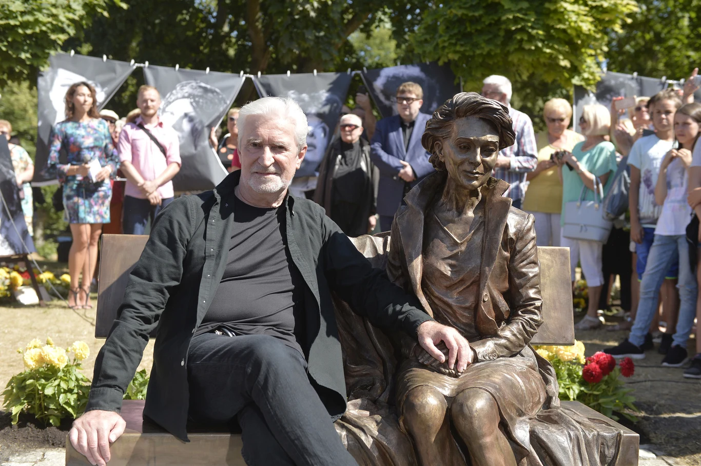 W Międzyzdrojach odsłonięto Ławeczkę Ireny Jarockiej - dokonał tego mąż wokalistki Michał Sobolewski