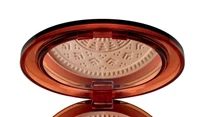 All seasons bronzing powder - trzy odcienie w jednym opakowaniu. Produkt zapewnia efekt naturalnej opalenizny. Idealnie sprawdza się przy konturowaniu twarzy. Trzy odcienie można ze sobą łączyć lub używać oddzielnie w zależności od sezonu i efektu, jaki chcemy osiągnąć. Cena: 121,90 zł.