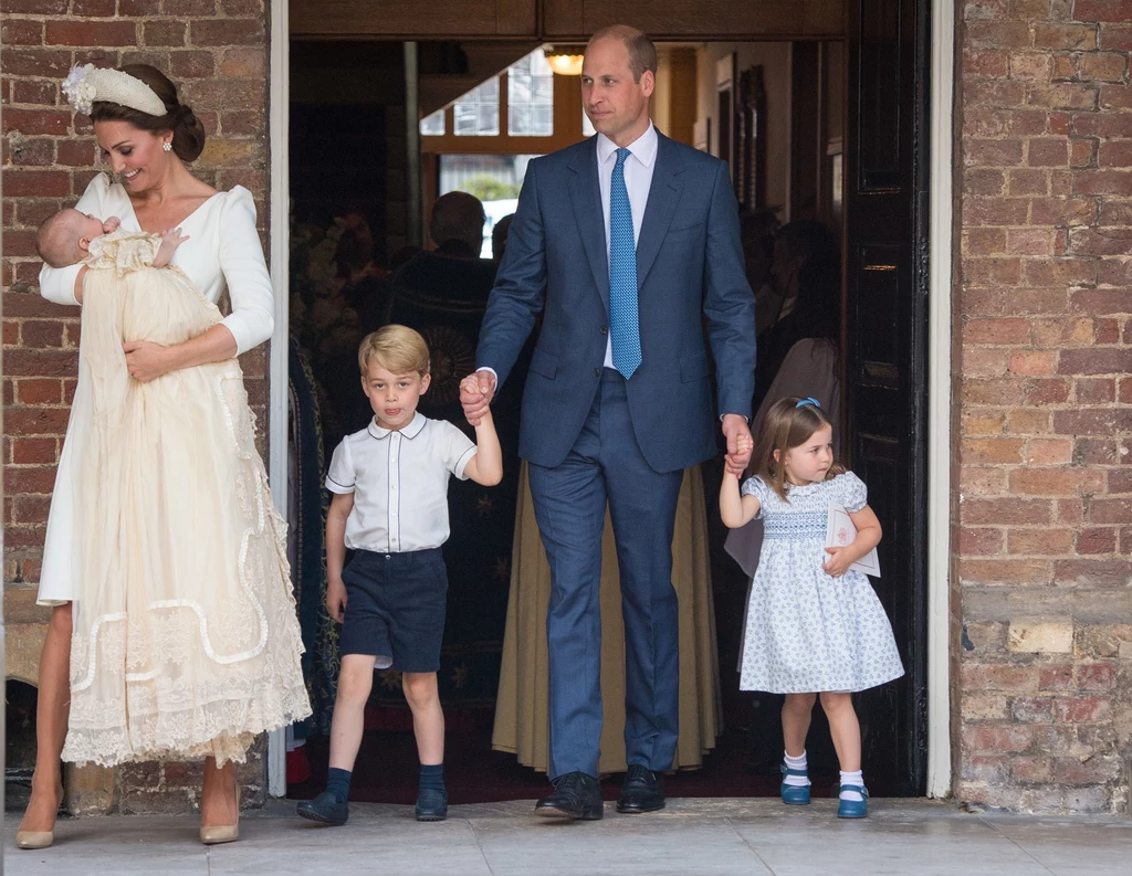 Księżna Kate i książę William wraz z dziećmi opuszczają kaplicę Księżna Kate i książę William wraz z dziećmi opuszczają kaplicę