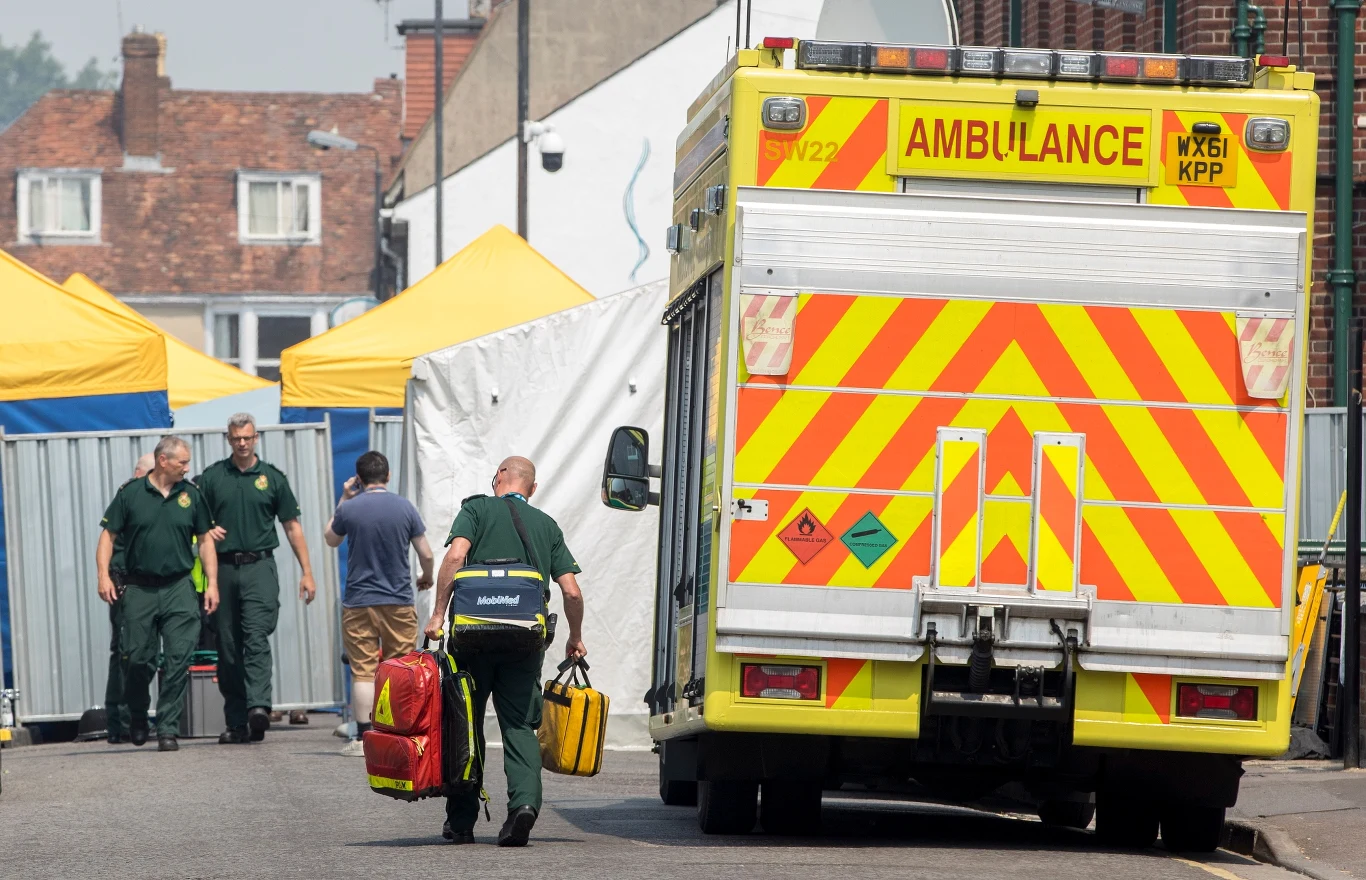 Służby na miejscu zdarzenia w Amesbury