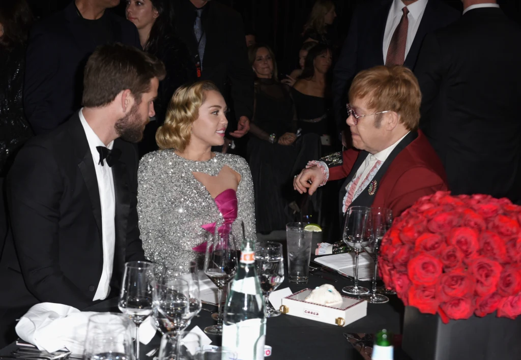 Liam Hemsworth i Miley Cyrus, na zdj. z Eltonem Johnem