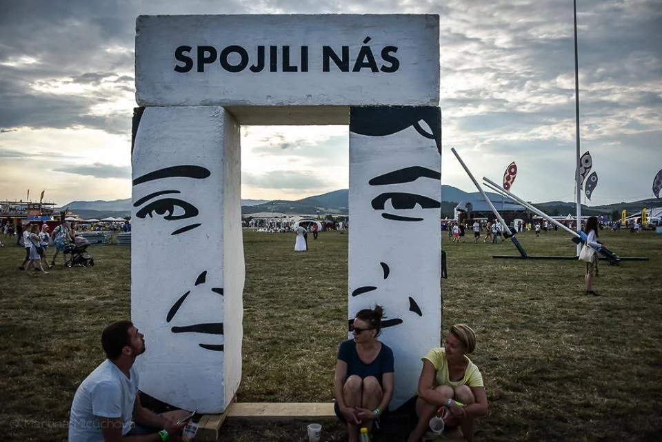 Biała brama powstała w hołdzie dla Jána Kuciaka i jego narzeczonej Martiny Kušnírovej