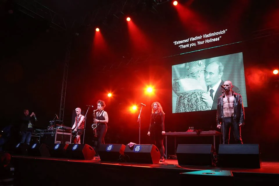 Ważniejszy od artystycznego przekazu jest tu polityczny charakter występu Pussy Riot Theater