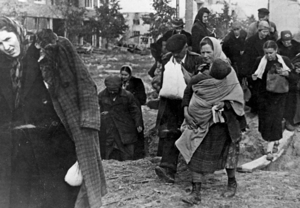 Ofiarami przemocy seksualnej padały zarówno małe dziewczynki, jak i mające już swoje lata kobiety. Czerwonoarmiści nie oszczędzali nikogo. Zdjęcie poglądowe z książki „Czerwona zaraza” Ofiarami przemocy seksualnej padały zarówno małe dziewczynki, jak i mające już swoje lata kobiety. Czerwonoarmiści nie oszczędzali nikogo. Zdjęcie poglądowe z książki „Czerwona zaraza”