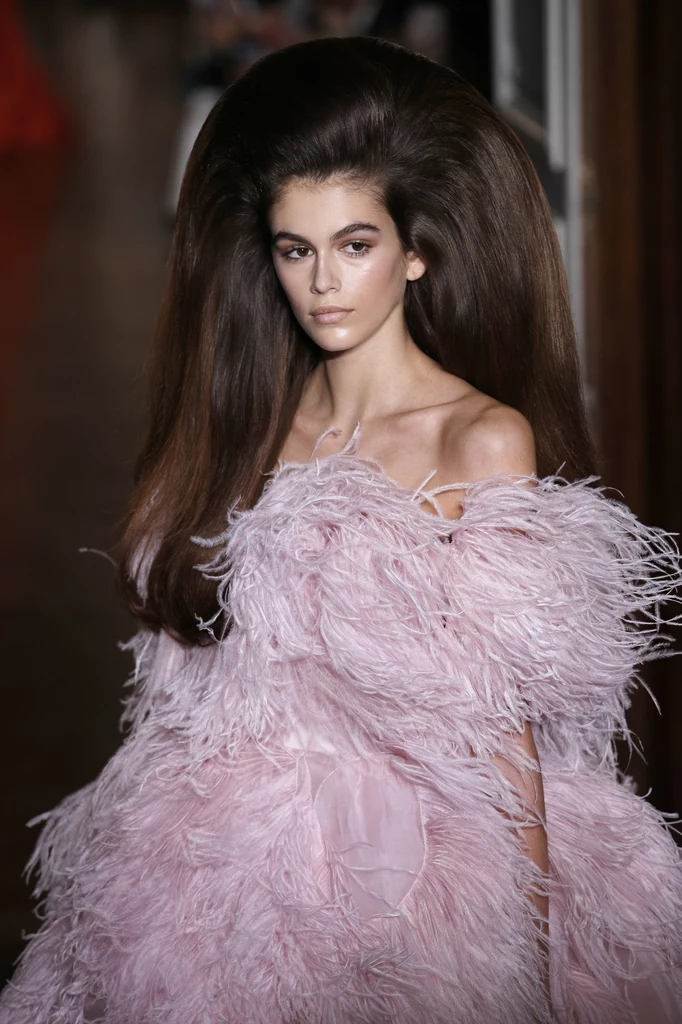 Kaia Gerber podczas pokazu kolekcji haute couture Valentino