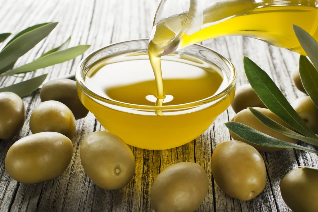 Gdy czujesz, że uszy się zatykają, zakrop je oliwą z oliwek lub olejkiem migdałowym