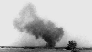 Obóz podpalony przez zbuntowanych więźniów; zdjęcie wykonane potajemnie przez Franciszka Ząbeckiego